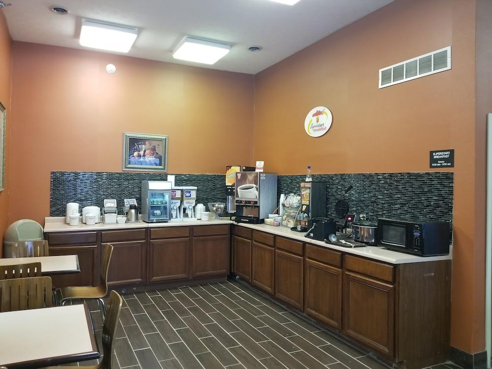 Super 8 By Wyndham Bellefontaine Hotel Bagian luar foto