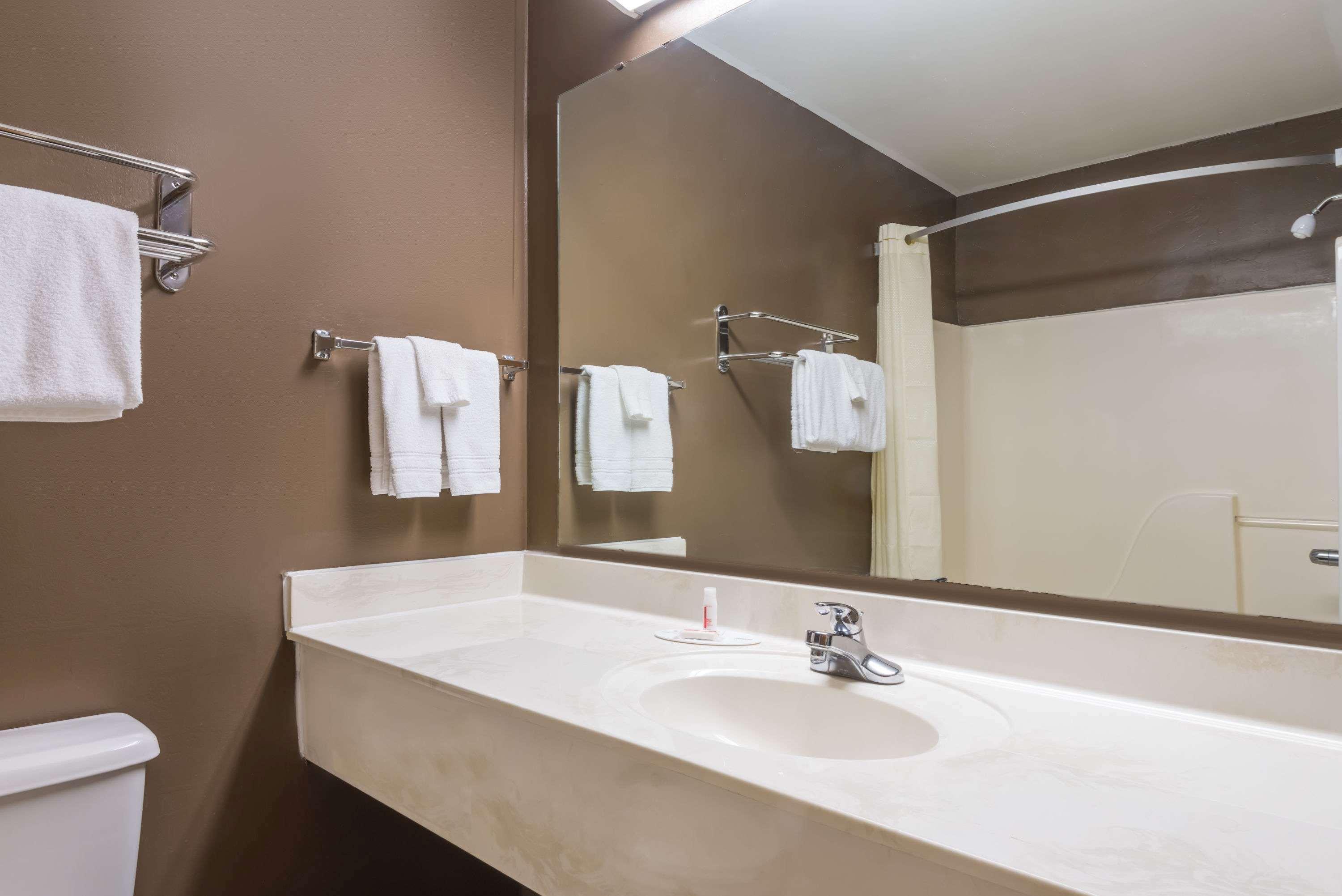 Super 8 By Wyndham Bellefontaine Hotel Bagian luar foto