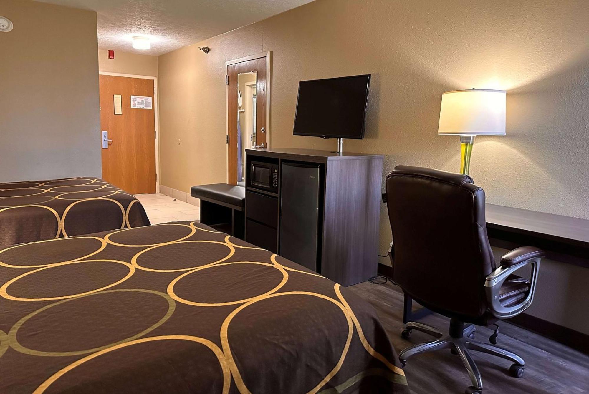 Super 8 By Wyndham Bellefontaine Hotel Bagian luar foto