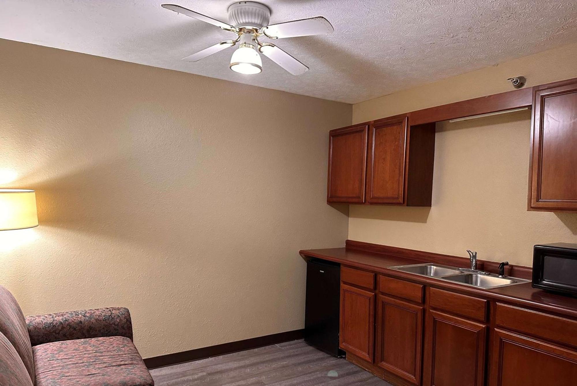 Super 8 By Wyndham Bellefontaine Hotel Bagian luar foto