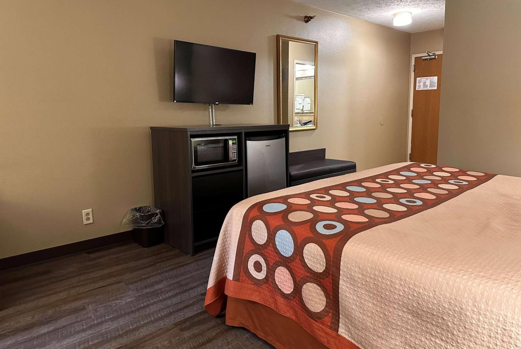 Super 8 By Wyndham Bellefontaine Hotel Bagian luar foto