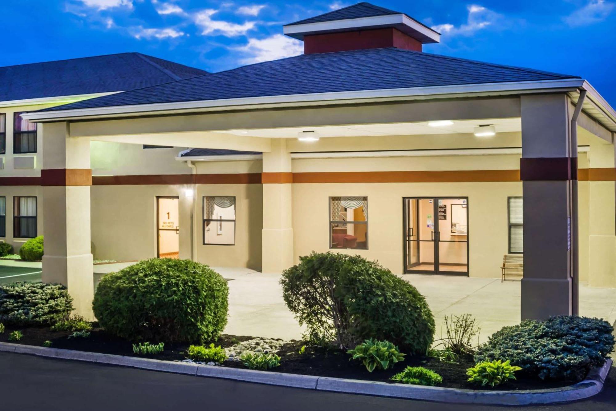 Super 8 By Wyndham Bellefontaine Hotel Bagian luar foto