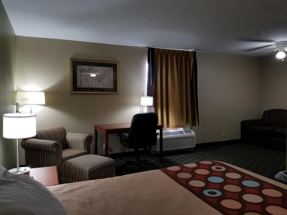 Super 8 By Wyndham Bellefontaine Hotel Bagian luar foto