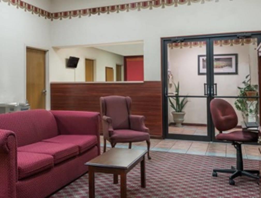 Super 8 By Wyndham Bellefontaine Hotel Bagian luar foto