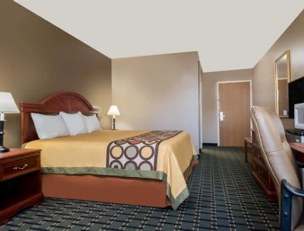 Super 8 By Wyndham Bellefontaine Hotel Bagian luar foto