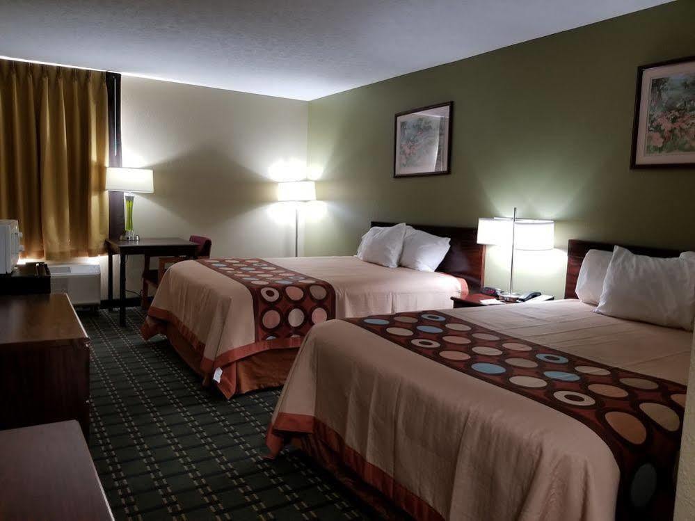 Super 8 By Wyndham Bellefontaine Hotel Bagian luar foto