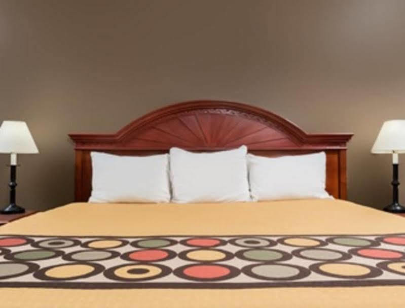 Super 8 By Wyndham Bellefontaine Hotel Bagian luar foto