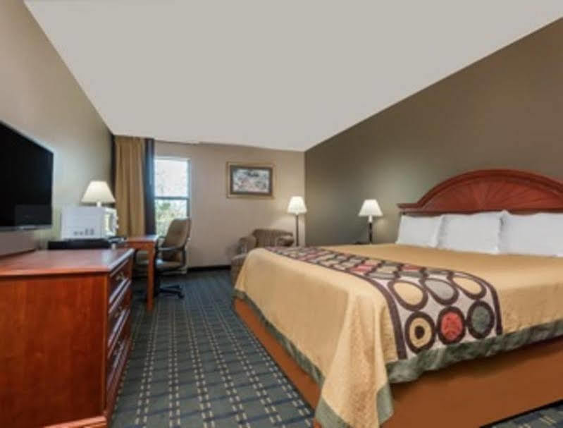 Super 8 By Wyndham Bellefontaine Hotel Bagian luar foto
