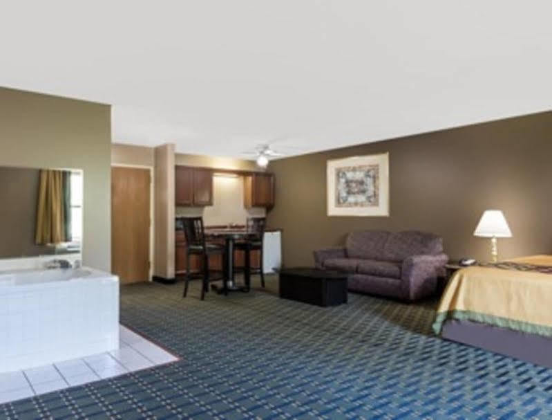 Super 8 By Wyndham Bellefontaine Hotel Bagian luar foto